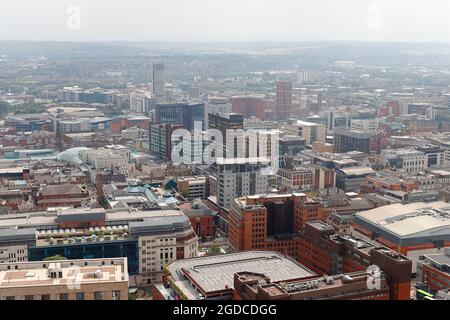 L'une des nombreuses vues sur le centre-ville de Leeds depuis le sommet du plus haut bâtiment du Yorkshire, « Altus House » Banque D'Images