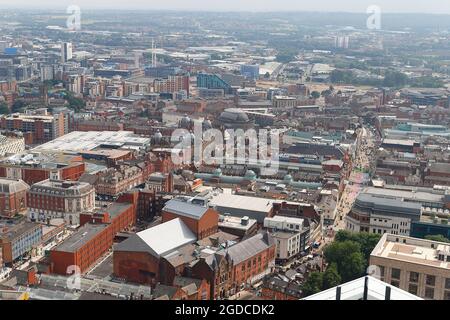 L'une des nombreuses vues sur le centre-ville de Leeds depuis le sommet du plus haut bâtiment du Yorkshire, « Altus House » Banque D'Images