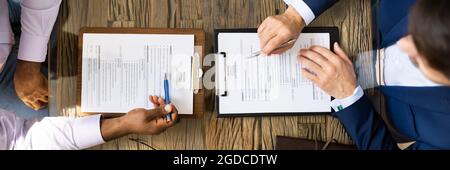 Human Shot au-dessus du bureau avec CV Banque D'Images