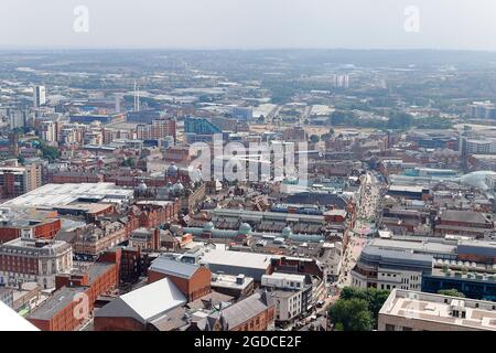 L'une des nombreuses vues sur le centre-ville de Leeds depuis le sommet du plus haut bâtiment du Yorkshire, « Altus House » Banque D'Images