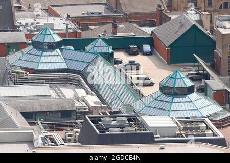 L'une des nombreuses vues sur le centre-ville de Leeds depuis le sommet du plus haut bâtiment du Yorkshire, « Altus House » Banque D'Images