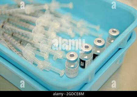 Les employés de la pharmacie préparent des seringues de vaccination COVID-19 pour les vaccinations en cours au centre médical CW Bill Young va, Bay Pines va Healthcare System, à Bay Pines, en Floride. Les seringues sont remplies chaque matin pour une utilisation le jour même, conformément aux directives de délai pour le sérum vaccinal. Bay Pines va s'efforce d'obtenir les vaccins COVID-19 pour les vétérans aussi rapidement et en toute sécurité que possible en se basant sur les lignes directrices des CDC et sur la disponibilité des vaccins. Banque D'Images