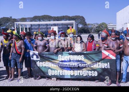 Brazilia, Distrito Federal, Brésil. 12 août 2021. (INT) le Président brésilien Jair Bolsonaro accueille les peuples autochtones du Brésil. 12 août 2021, Brazilia, fédéral, District, Brésil: Environ 500 Indiens de diverses origines ethniques et venant de différentes régions du Brésil ont été reçus par le Président Jair Bolsonaro à Brasilia, le jeudi (12) (Credit image: © Wellington Macedo/TheNEWS2 via ZUMA Press Wire) Banque D'Images