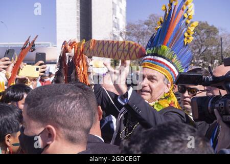 Brazilia, Distrito Federal, Brésil. 12 août 2021. (INT) le Président brésilien Jair Bolsonaro accueille les peuples autochtones du Brésil. 12 août 2021, Brazilia, fédéral, District, Brésil: Environ 500 Indiens de diverses origines ethniques et venant de différentes régions du Brésil ont été reçus par le Président Jair Bolsonaro à Brasilia, le jeudi (12) (Credit image: © Wellington Macedo/TheNEWS2 via ZUMA Press Wire) Banque D'Images