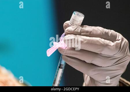 Un technicien charge une seringue contenant le vaccin COVID-19 qui doit être livrée au personnel en attente à l'intérieur du centre médical de la base aérienne Wright-Patterson, Ohio, le 5 janvier 2021. Wright-Patt est actuellement à la première phase de l’approche en trois étapes du ministère de la Défense pour prioriser les fournisseurs de soins de santé, le personnel de soutien, les services d’urgence et le personnel de sécurité publique. (É.-U. Photo de la Force aérienne par Wesley Farnsworth) Banque D'Images