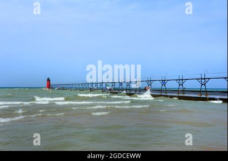 Long quai atteint le lac Michigan. Le phare de South Haven est situé à la fin d'un phare pour les voies de navigation. Les touristes marchent jusqu'au bout pour voir la lumière Banque D'Images