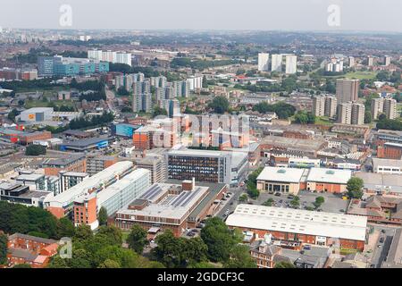 L'une des nombreuses vues sur le centre-ville de Leeds depuis le sommet du plus haut bâtiment du Yorkshire, « Altus House » Banque D'Images