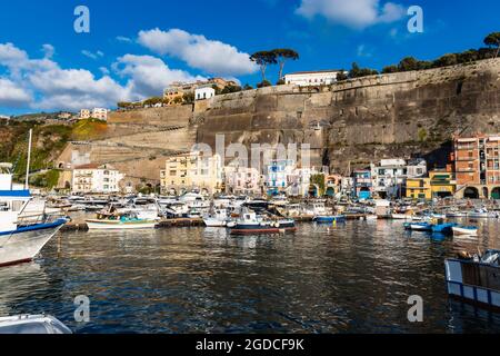 Sorrente, Italie - août 24 2020 : port plein de navires à Piano di Sorrento Banque D'Images