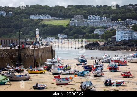 Bateaux amarrés dans le port de St Ives le 6 août 2021, à côté de Smeatons Pier, à St Ives, en Cornouailles, au Royaume-Uni Banque D'Images