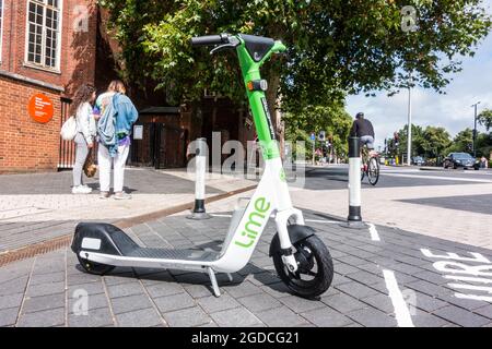 Location de scooter électrique ou E-Scooter à Londres Kensington Banque D'Images