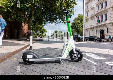 Location de scooter électrique ou E-Scooter à Londres Kensington Banque D'Images