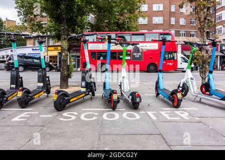 Location d'un scooter ou d'un scooter électrique ou d'un scooter électrique à Londres Kensington Banque D'Images