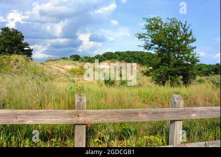 Des marches en bois lointaines mènent aux dunes de sable du parc national d'Indiana Dunes. La clôture rustique empêche les visiteurs de s'en sortir Banque D'Images