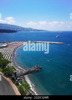 Sorrente, Italie - août 26 2020 : petite plage pleine de chaises longues et parasols colorés Banque D'Images