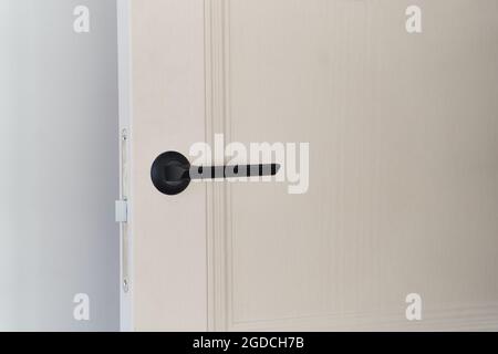 fermeture de porte intérieure avec poignée de porte noire Banque D'Images