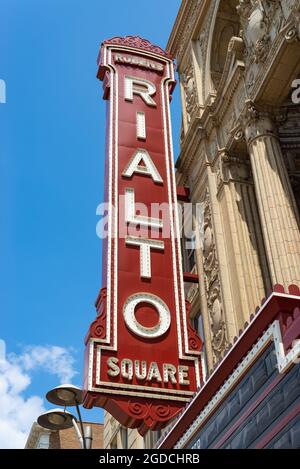 Joliet, Illinois - États-Unis - 3 août 2021 : extérieur du théâtre historique Rialto Square, ouvert en 1929, dans la lumière de l'après-midi. Banque D'Images