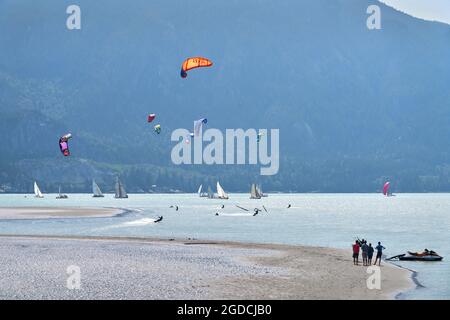 Squamish (Colombie-Britannique), Canada – le 28 juillet 2018. Squamish Kite Surfing Howe Sound. Kiteboarders et planches à voile qui attrapent le vent au large de Squamish Spit Banque D'Images