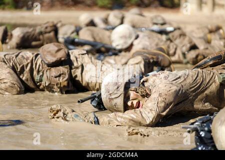 Les recrues de la Compagnie Oscar, 4e Bataillon d'entraînement des recrues, et de la Compagnie Fox, 2e Bataillon d'entraînement des recrues, avancent lors d'une simulation de bataille pendant le cours de mouvement de jour pendant l'entraînement de base des guerriers sur le corps de la Marine Recruit Depot Pariris Island, L.C. 16 février 2021. BWT est un événement de formation de 48 heures où les recrues apprennent la navigation terrestre, les techniques de feu et de mouvement, et les engins explosifs improvisés. (É.-U. Photo du corps marin par lance Cpl. Ryan Hageali) Banque D'Images