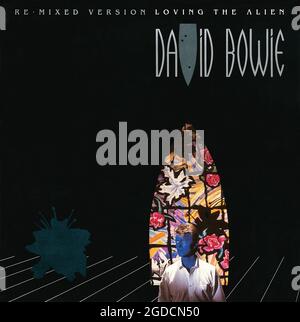 Couverture avant de la pochette pour le Royaume-Uni 45 tr/min vinyle single de Loving the Alien par David Bowie. Publié sur l'étiquette EMI America en mai 1985. Écrit par David Bowie et produit par David Bowie, Derek Bramble et Hugh Padgham. Banque D'Images