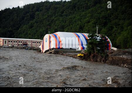 KASTAMONU (TURQUIE), 12 août 2021 (Xinhua) -- la photo prise le 12 août 2021 montre une zone touchée par des inondations dans le district de Bozkurt, dans la province de Kastamonu, en Turquie. Le président turc Recep Tayyip Erdogan a annoncé jeudi que 17 personnes avaient été tuées dans la région de la mer Noire, frappée par les inondations. Les fortes pluies qui ont commencé mercredi dans les provinces de Bartoin, Kastamonu et Sinop ont provoqué des inondations et des glissements de terrain, démolissant quelques maisons et ponts et balayant quelques voitures. (Xinhua) Credit: Xinhua/Alay Live News Banque D'Images