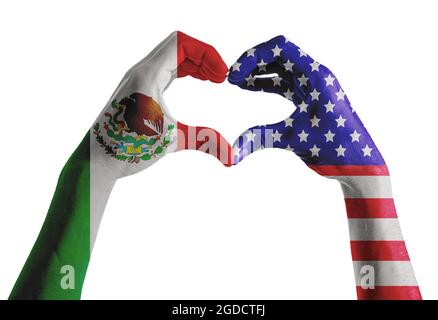 Les mains peintes dans les couleurs des drapeaux mexicains et américains faisant le coeur sur fond blanc Banque D'Images