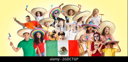 Ensemble de Mexicains sur fond de couleur Banque D'Images