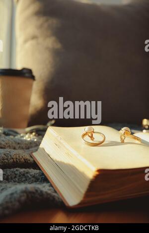 Ouvrez l'ancien livre et les accessoires sur la table, en gros plan Banque D'Images