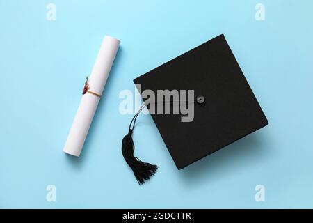 Chapeau de diplôme et diplôme sur fond de couleur