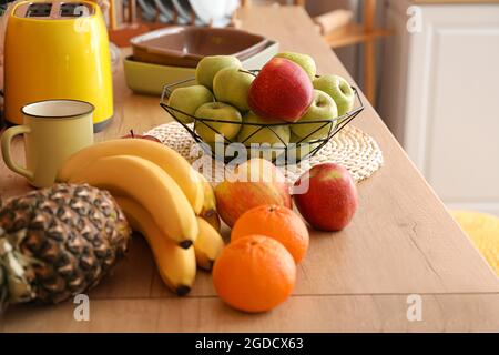 Fruits frais sur une table dans la cuisine Banque D'Images