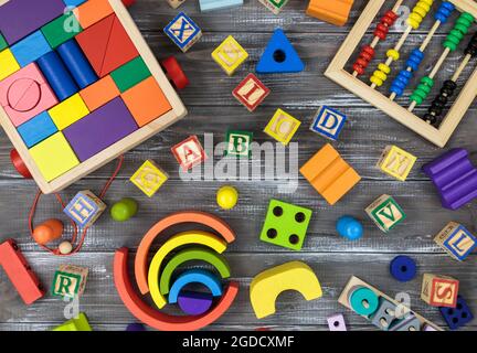 Maison de jouets multicolore en bois, pyramide, blocs sur table en bois. Retour à l'école, jeux pour la maternelle, éducation préscolaire. Banque D'Images