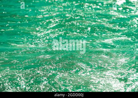 Détail d'une lumière du soleil se reflétant dans la mer étincelante. étincelant dans l'eau - arrière-plan. eau de mer avec reflet et ondulation du soleil. Nature puissante et paisible c Banque D'Images