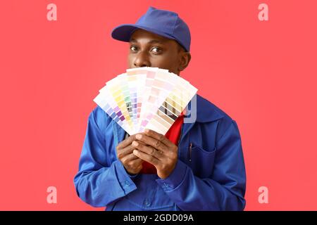 Décorateur afro-américain sur fond de couleur Banque D'Images