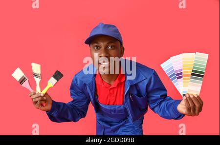 Décorateur afro-américain sur fond de couleur Banque D'Images