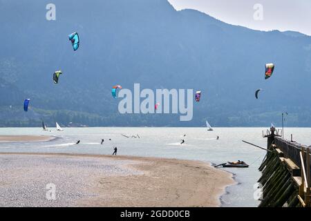 Squamish (Colombie-Britannique), Canada – le 28 juillet 2018. Howe Sound Kite surf Squamish. Kiteboarders et planches à voile qui attrapent le vent au large de Squamish Spit Banque D'Images