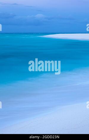 Bleu océan eau et plage de sable sur l'île isolée du Pacifique dans Papahanaumokuakea Marine National Monument. Banque D'Images