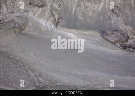 Caractéristiques géographiques à micro-échelle dans le limon après une inondation de rivière. Le paysage ressemble à des images satellites, avec des canyons, des vallées fluviales, des deltas, des gorges. Banque D'Images