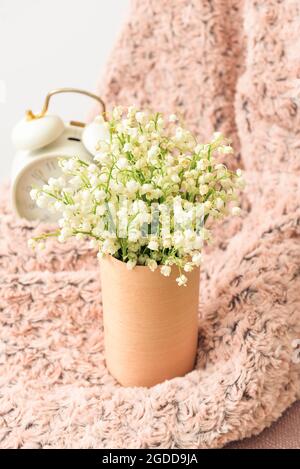 Vase avec fleurs de nénuphars sur chaise Banque D'Images