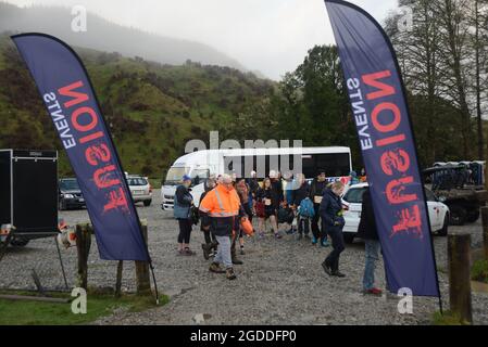 REEFTON, NOUVELLE-ZÉLANDE, 7 AOÛT 2021; les concurrents et l'équipage de soutien arrivent en bus au village de course pour la course d'endurance Ultra de la Croix-Rouge Banque D'Images