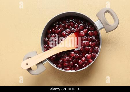 Préparation d'une savoureuse confiture de cerises sur fond de couleur Banque D'Images