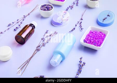 Composition avec produits cosmétiques, fleurs de sel de mer et de lavande sur fond blanc Banque D'Images