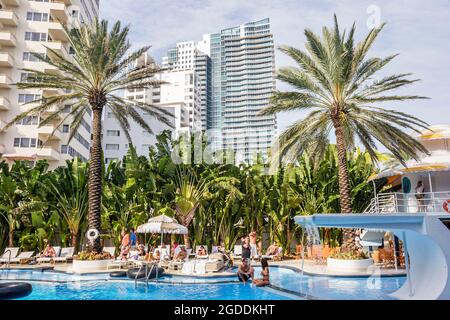 Miami Beach Florida, Collins Avenue Raleigh, les clients de la piscine de l'hôtel, Banque D'Images