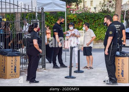 Les gardes de sécurité à l'entrée du Festival Jardins de Terramar vérifient que les gens entrent dans le lieu avec des masques faciaux en raison des mesures de sécurité Covid-19 et sans nourriture ni boissons en raison des règlements anti-Covid-19. Le groupe pop espagnol indépendant la Casa Azul se produit devant un millier de personnes assises dans des chaises et portant des masques de protection obligatoires en raison des mesures de sécurité Covid-19 au Festival Jardins de Terramar à Sitges (Barcelone) la Casa Azul est un groupe musical avec diverses tendances musicales telles que Indie Pop, Electronic Music, Funk, Europop et synthpop et ils chantent avec des casques simulat Banque D'Images