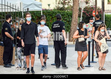 Les gardes de sécurité à l'entrée du Festival Jardins de Terramar vérifient que les gens entrent dans le lieu avec des masques faciaux en raison des mesures de sécurité Covid-19 et sans nourriture ni boissons en raison des règlements anti-Covid-19. Le groupe pop espagnol indépendant la Casa Azul se produit devant un millier de personnes assises dans des chaises et portant des masques de protection obligatoires en raison des mesures de sécurité Covid-19 au Festival Jardins de Terramar à Sitges (Barcelone) la Casa Azul est un groupe musical avec diverses tendances musicales telles que Indie Pop, Electronic Music, Funk, Europop et synthpop et ils chantent avec des casques simulat Banque D'Images