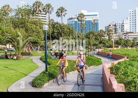 Pérou Lima Miraflores Malecon de la Reserva,Parque Domodossola parc urbain espace vert hispanique homme, femme vélos vélo vélo vélo vélo r Banque D'Images