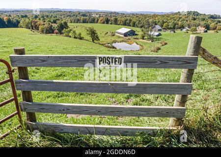 Virginie-Occidentale Mt. Nebo Posté propriété privée signe, ferme agricole campagne campagne campagne barrière pâturage, Banque D'Images