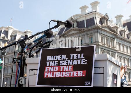 Washington, DC, Etats-Unis, 12 août 2021. Photo : le podium d'une conférence de presse accompagnant la remise d'une pétition signée par 400,000 personnes au président Biden à la Maison Blanche. La pétition appelle le Président à mettre fin à l'obstruction parlementaire, à adopter la loi John Lewis sur l'avancement des droits de vote et à adopter la loi pour le peuple, actions soutenues par de nombreux Américains. Le président Biden dit qu'il appuie les deux textes de loi mais a jusqu'à présent refusé d'appeler le Sénat à mettre fin à l'obstruction parlementaire, une étape cruciale dans l'adoption de ces lois. Crédit : Allison Bailey / Alamy Live News Banque D'Images