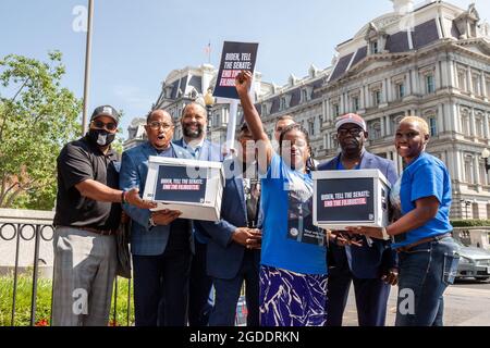 Washington, DC, Etats-Unis, 12 août 2021. Photo : la nièce et les frères du regretté congressiste John Lewis se joignent aux organisations pro-démocratie pour présenter une pétition avec 400,000 signatures au président Biden à la Maison Blanche. La pétition appelle le Président à mettre fin à l'obstruction parlementaire, à adopter la loi John Lewis sur l'avancement des droits de vote et à adopter la loi pour le peuple, actions soutenues par de nombreux Américains. Le président Biden dit qu'il soutient ces deux lois mais qu'il n'a pas encore appelé à la fin de l'obstruction parlementaire du Sénat, une étape cruciale dans l'adoption de ces lois. Crédit : Allison Bailey / Alamy Live News Banque D'Images