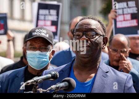 Washington, DC, Etats-Unis, 12 août 2021. En photo : Henry Lewis, frère de feu député John Lewis, s'exprime lors d'une conférence de presse pour la remise d'une pétition signée par 400,000 personnes au président Biden à la Maison Blanche. La pétition appelle le Président à mettre fin à l'obstruction parlementaire, à adopter la loi John Lewis sur l'avancement des droits de vote et à adopter la loi pour le peuple, actions soutenues par de nombreux Américains. Le président Biden dit qu'il appuie les deux textes de loi, mais qu'il n'a pas demandé au Sénat de mettre fin à l'obstruction parlementaire, une étape cruciale dans l'adoption de ces lois. Crédit : Allison Bailey / Alamy Live News Banque D'Images