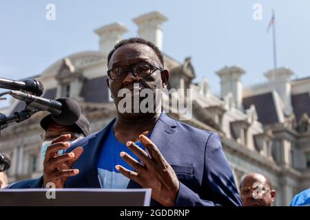 Washington, DC, Etats-Unis, 12 août 2021. En photo : Henry Lewis, frère de feu député John Lewis, s'exprime lors d'une conférence de presse pour la remise d'une pétition signée par 400,000 personnes au président Biden à la Maison Blanche. La pétition appelle le Président à mettre fin à l'obstruction parlementaire, à adopter la loi John Lewis sur l'avancement des droits de vote et à adopter la loi pour le peuple, actions soutenues par de nombreux Américains. Le président Biden dit qu'il appuie les deux textes de loi, mais qu'il n'a pas demandé au Sénat de mettre fin à l'obstruction parlementaire, une étape cruciale dans l'adoption de ces lois. Crédit : Allison Bailey / Alamy Live News Banque D'Images