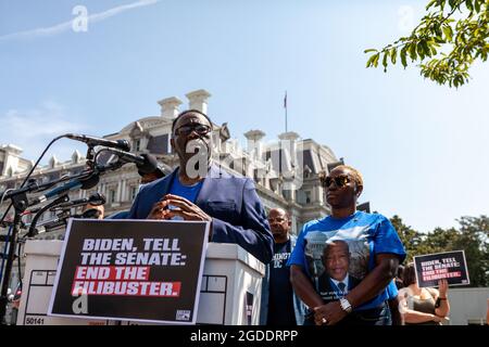 Washington, DC, Etats-Unis, 12 août 2021. En photo : Henry Lewis, frère de feu député John Lewis, s'exprime lors d'une conférence de presse pour la remise d'une pétition signée par 400,000 personnes au président Biden à la Maison Blanche. La pétition appelle le Président à mettre fin à l'obstruction parlementaire, à adopter la loi John Lewis sur l'avancement des droits de vote et à adopter la loi pour le peuple, actions soutenues par de nombreux Américains. Le président Biden dit qu'il appuie les deux textes de loi, mais qu'il n'a pas demandé au Sénat de mettre fin à l'obstruction parlementaire, une étape cruciale dans l'adoption de ces lois. Crédit : Allison Bailey / Alamy Live News Banque D'Images